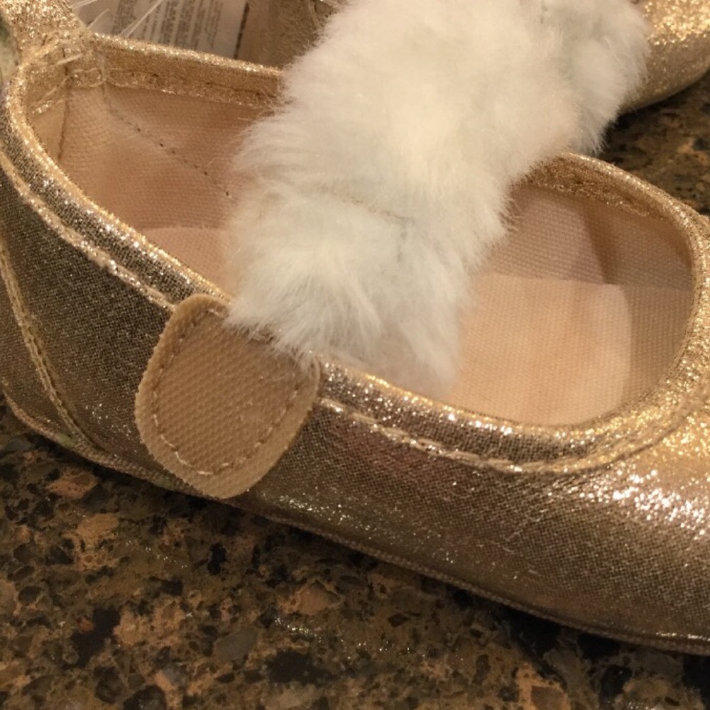 Baby Gap Girls 3-6 Months (size 2) Gold and Faux Fur Dress Shoes - Picture 3 of 5